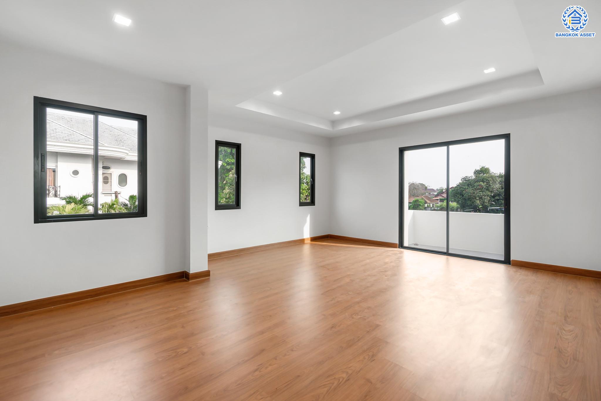 บ้านมือสองตกแต่งใหม่ ม.กฤษดานคร20 ปิ่นเกล้า-ติดถนนบรมราชชนนี เนื้อที่ 198 ตร.ว. บ้านเดี่ยวหลังใหญ่ ตกแต่งสุดหรูดีไซน์ยุโรป พร้อมฟังก์ชัน 4 ห้องนอน 4 ห้องน้ำ 1 ห้องแม่บ้าน จอดรถได้ 5 คัน บนทำเลเชื่อมต่อเมืองอย่างรวดเร็ว ใกล้ทางคู่ขนานลอยฟ้าบรมราชชนนี ทางด่วน "กาญจนาภิเษก" ม.มหิดล และเซ็นทรัลปิ่นเกล้า